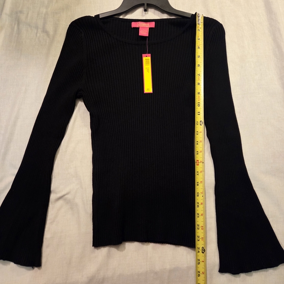 Chic Black Ribbed Top - Picture 5 of 12